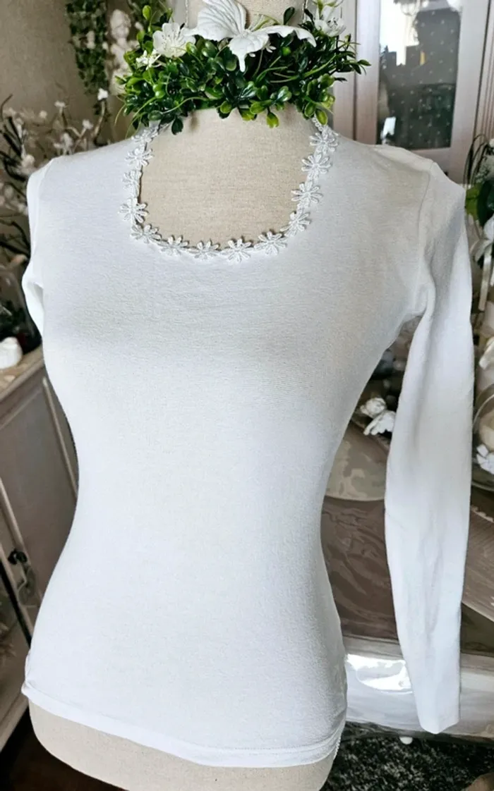 Haut blanc fleurs Taille 38 /40 Neuf - photo numéro 2