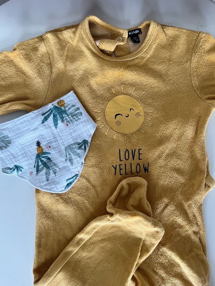 Pyjama hiver velours moutarde + bavoir Kiabi 18 mois