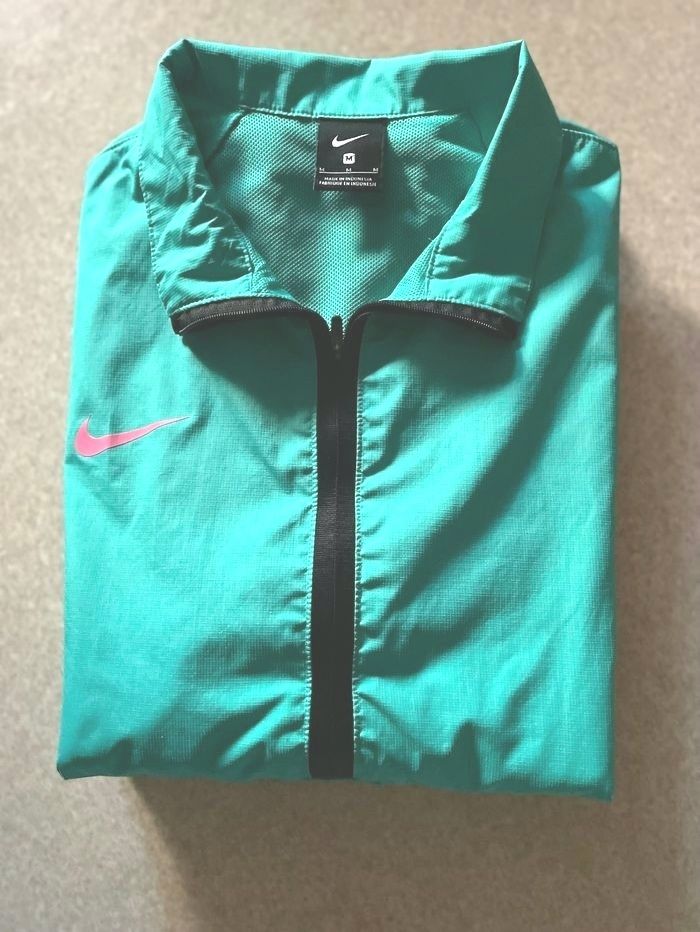 sweat shirt microfibre nike homme taille M imprimé Barca vert clair en parfait etat