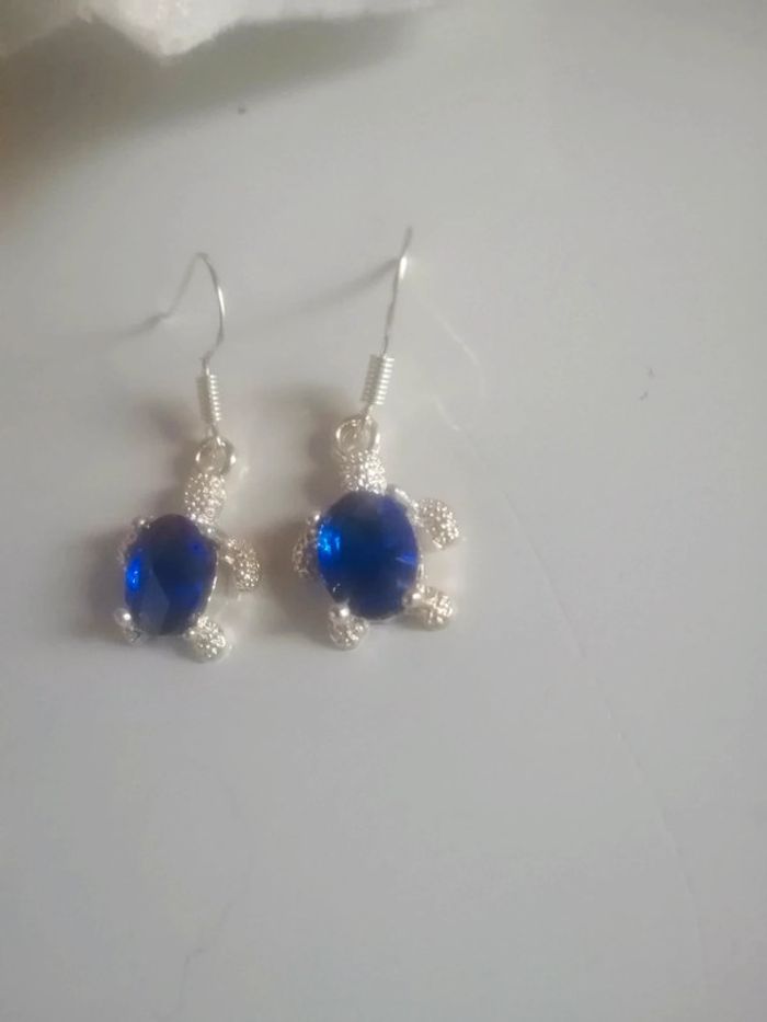 🌸Boucles d'oreilles tortues argentées au cœur de cristal bleu "Histoire d'or " 🌸 - photo numéro 3