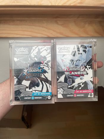  Pokémon - Lot de deux Bundles EV10.5 (FR) dans une protection acrylique (incluses)