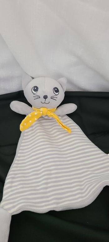 Doudou plat Chat H&M gris blanc rayures losange foulard jaune