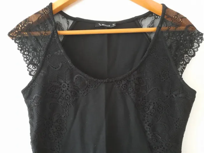 Robe courte moulante et épaules en dentelle - photo numéro 2