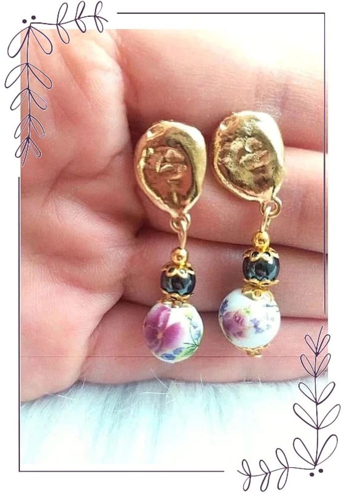 Boucles d'oreilles pendantes style vintage classique chic, perles motif fleurs façon porcelaine. - photo numéro 3