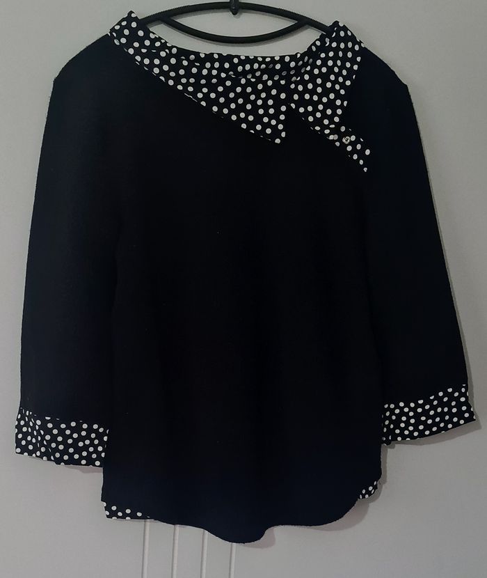 T. 38 (M) - Joli Pull BREAL noire avec col et poignets à pois