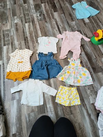 Lots vêtements 3 mois (robe, shorts, pyjama , tee shirt)