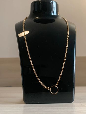 Collier doré.