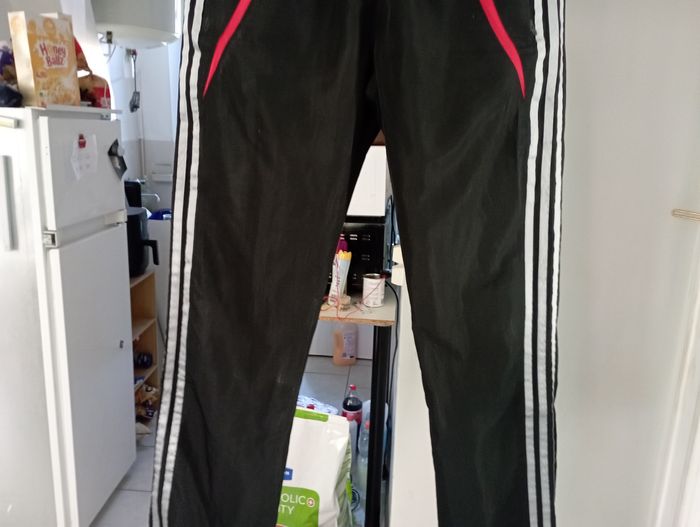 Bas  de survêtement adidas taille m. couleur noir et rouge très jolie - photo numéro 3