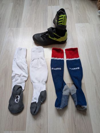 Chaussures de foot pointure 32 + chaussettes PSG