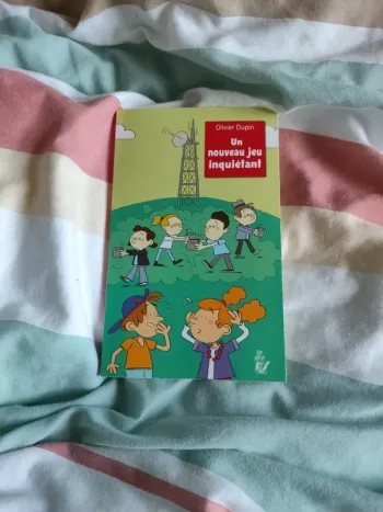 Livre "Un nouveau jeu inquiétant" - Édition Lire c'est partir - Très bon état - Dès 7 ans