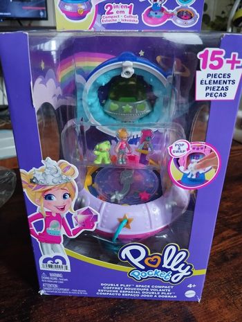 Coffret Polly pocket, soucoupe volante .ce coffret a la forme d un engin de l espace à l extérieur et s ouvre pour découvrir un magnifique château de princesse 