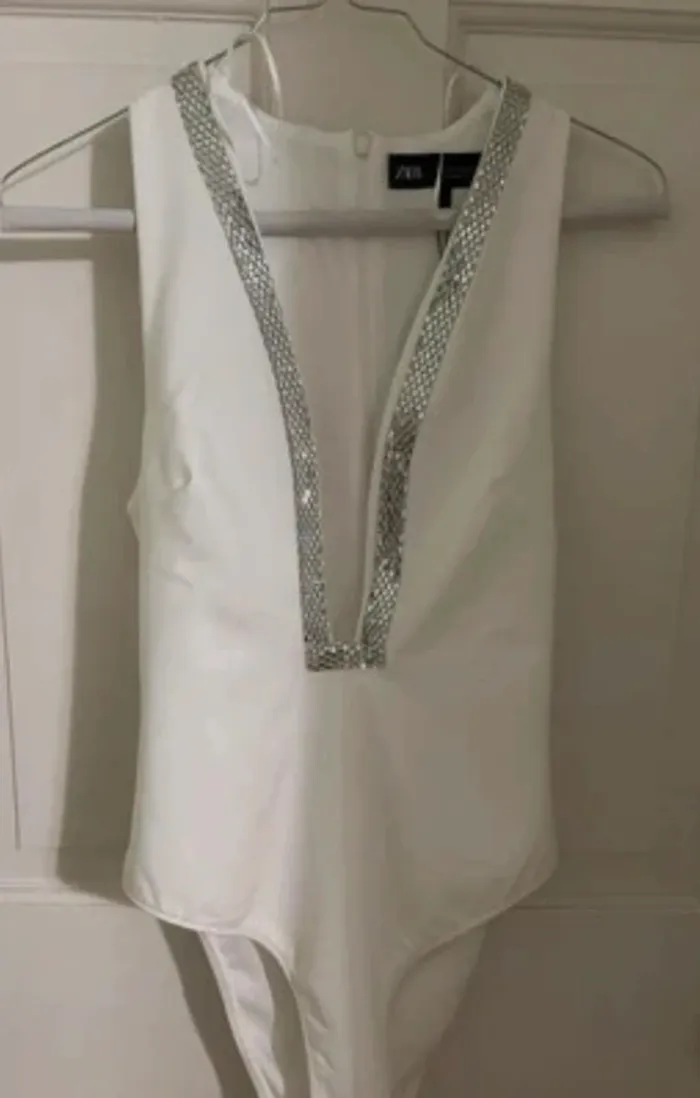 Body blanc decolleté profond bijoux Zara T S neuf - photo numéro 2