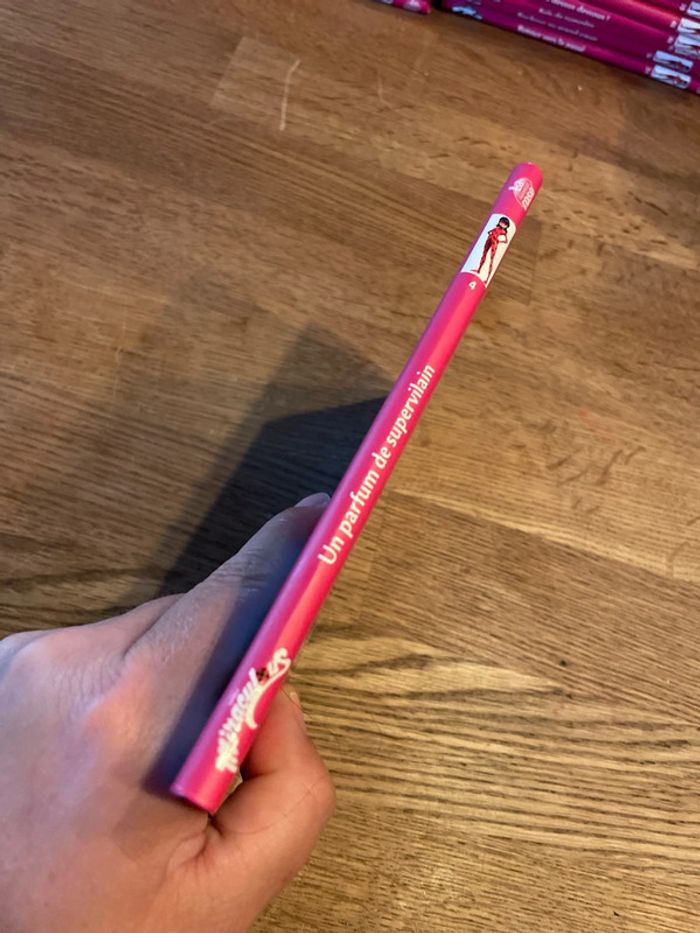 Livre La bibliothèque Rose Miraculous Un parfum de supervilain Numéro 4 - photo numéro 2