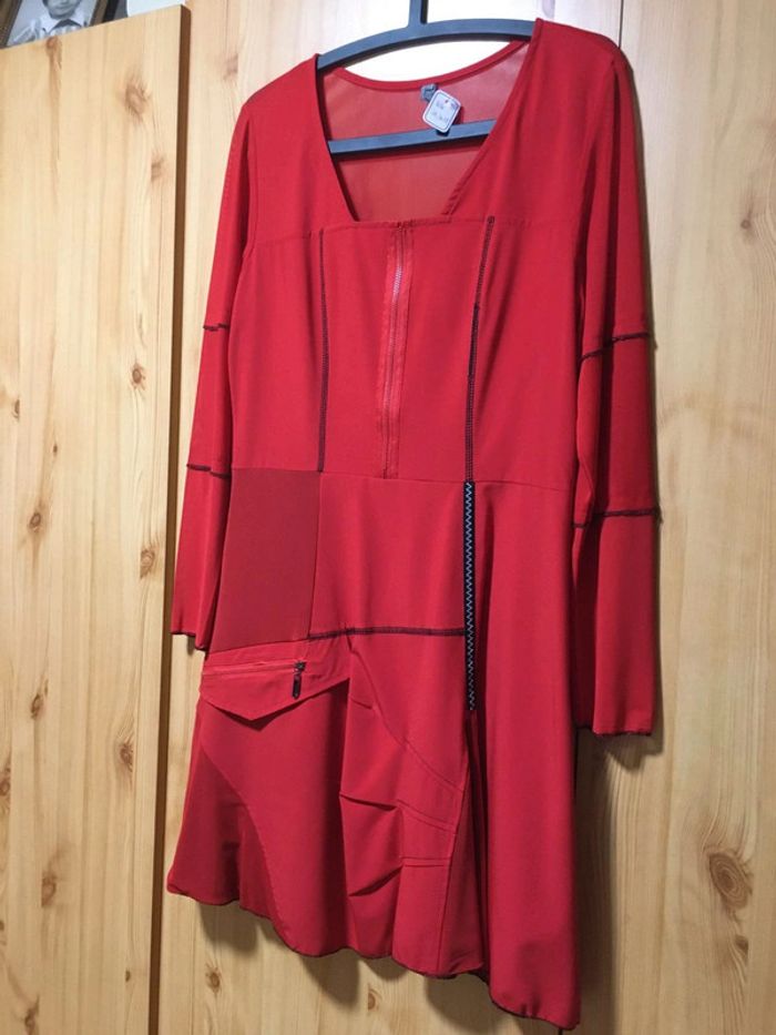 Robe rouge neuve avec étiquette de chez glamz en taille 42.
