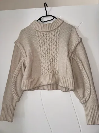 Pull court beige Zara