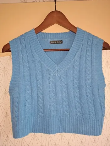 Pull court femme bleu SHein S tbe un mini accroc à l'intérieur ne se voit pas du tout en extérieur