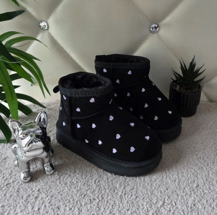 Bottines noires motif coeur 30