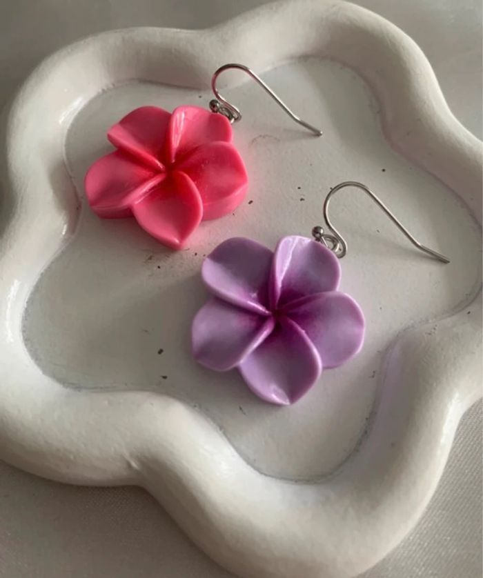Boucles d’oreilles dépareillées fleur d’hibiscus rose et violette - photo numéro 5