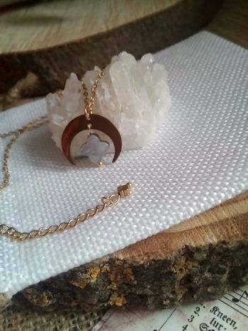 Collier bohème lune dorée et trèfle nacré