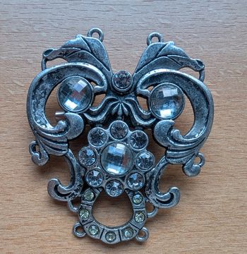 Broche femme 7 x 5.5 cm