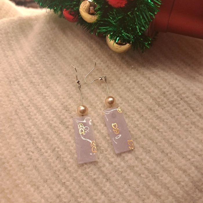 Boucles d'oreilles pendante rectangulaire légère blanche doré