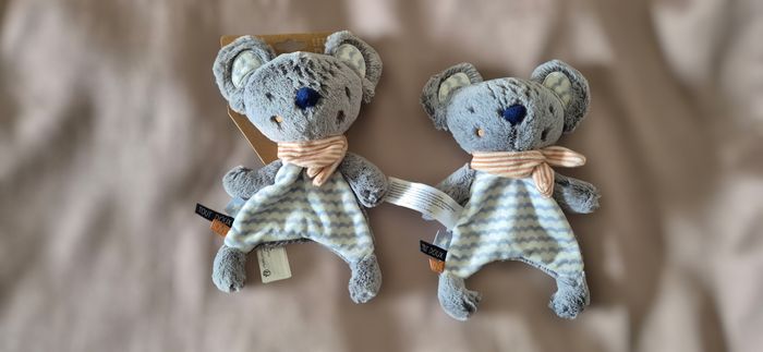 Doudou plat koala 🐨 gris bleu blanc foulard rayé TAPE A L’OEIL TAO