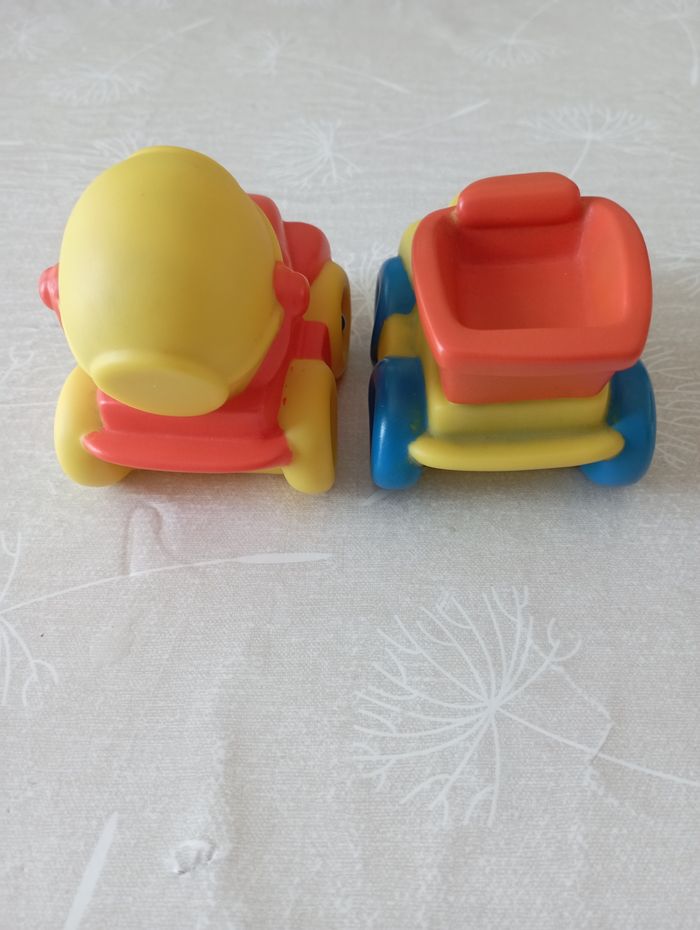 Lot 2 voitures en caoutchouc pour le bain 1€5 - photo numéro 3