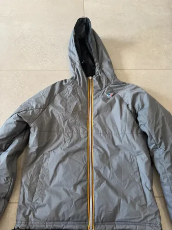 Blouson réversible K way gris et noir, taille M, bon état mais il y a quelques traces