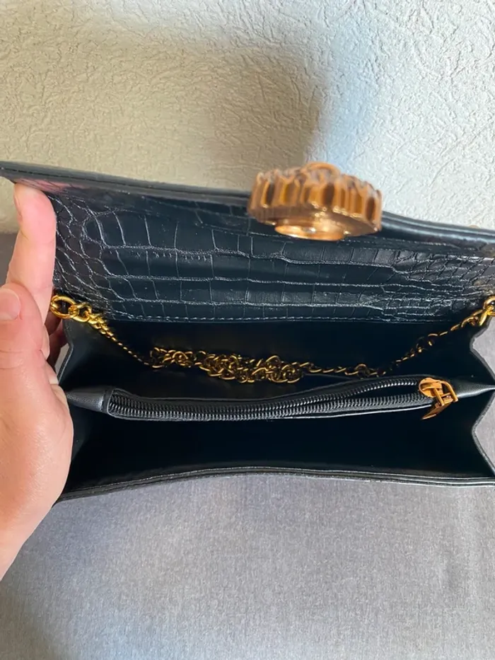 Sac en similicuir noir avec effet croco et détails dorés. - photo numéro 4