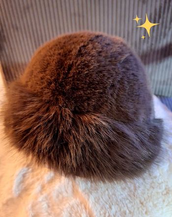 Superbe chapeau fausse fourrure polyester marron