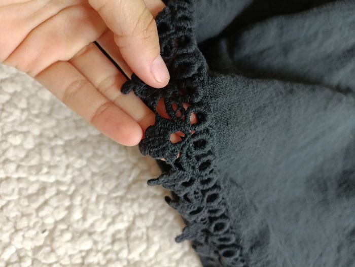 Top noir à bretelles larges style bohème – détails crochet vintage - photo numéro 4