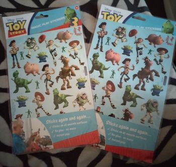 Lot de deux paquets de autocollants réutilisables "Toy Story" neuf
