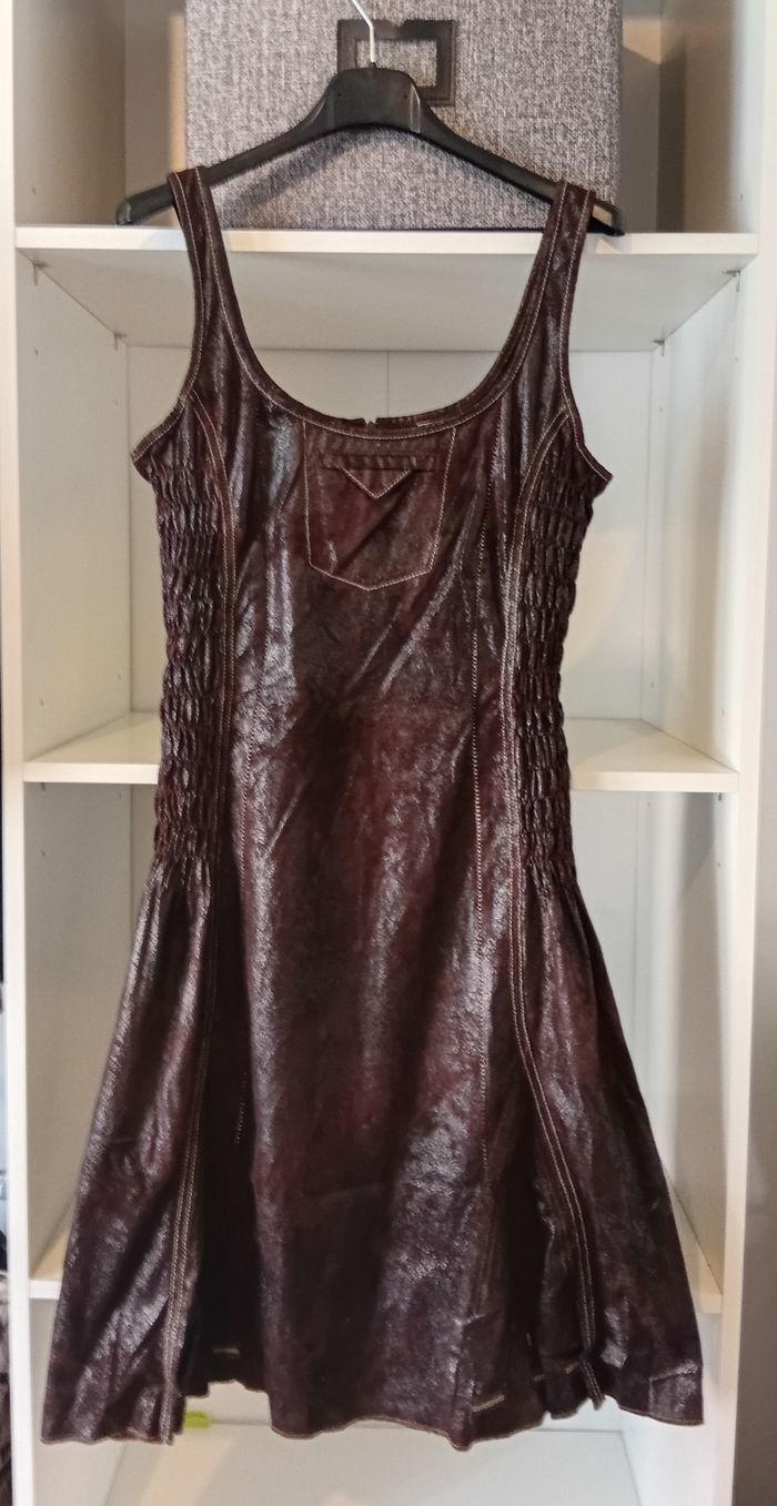 Jolie robe marron imitation cuir