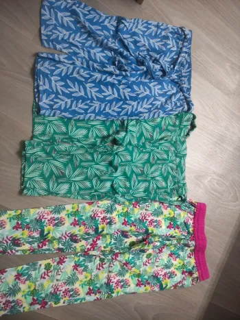 Lot de 3 pantalons d été fille en très bon état taille 4 ans