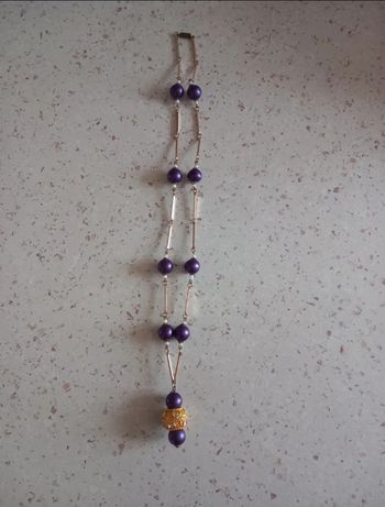 Collier doré et violet