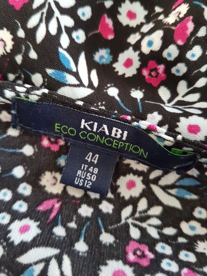 Blouse noire à fleurs multicolores façon cache cœur. Kiabi. T44, 50cm aux aisselles, cm de haut. - photo numéro 4