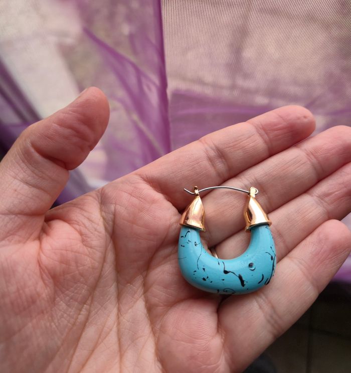 Boucles d'oreilles créoles CxL by Christian Lacroix Doré et bleu turquoise - photo numéro 3