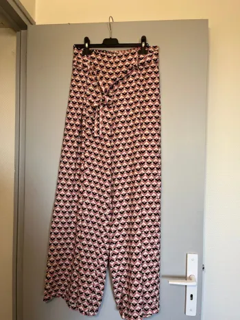 Pantalon fin à jambes largues + ceinture