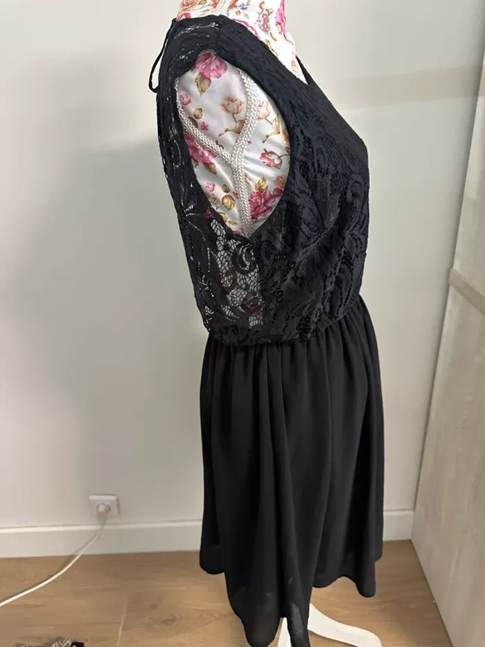 Robe noir avec dentelle et décolleté dans le dos - photo numéro 4