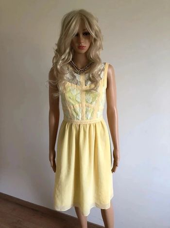 Robe jaune neuve sans manches avec dentelle Molly Bracken taille S