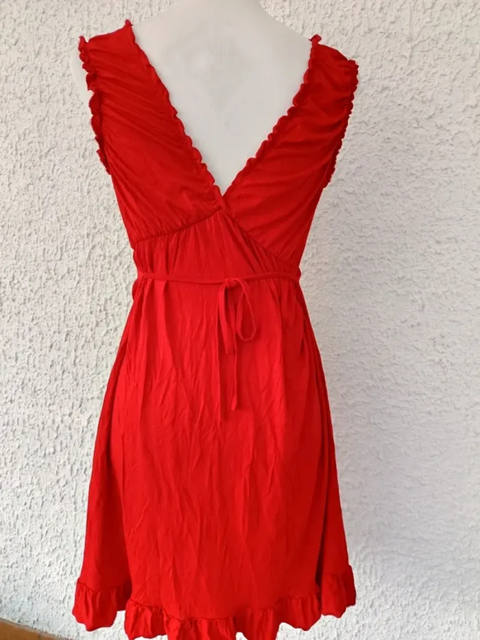 Jolie petite robe rouge fluide décolleté devant et derrière taille S - photo numéro 3