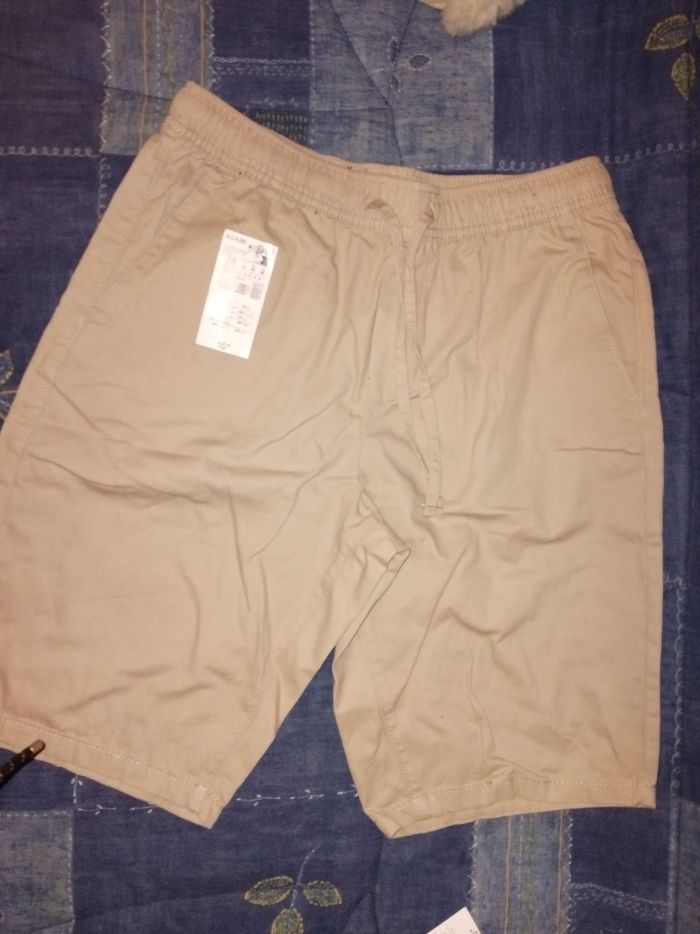 Bermuda beige neuf