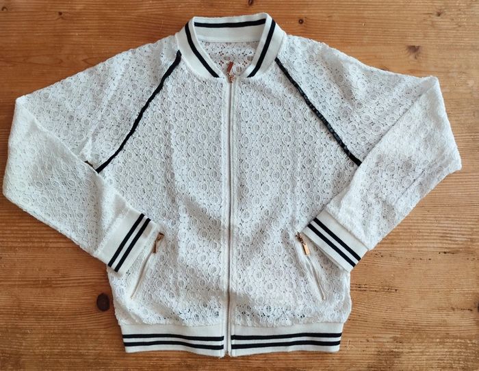 🤍 Veste Blanche Légère en Dentelle à Rayures Noires – Taille L/40 – Très Bon État - photo numéro 4