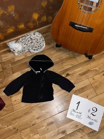 Joli petit gilet à capuche noir ikks très bon état 12mois/74cm