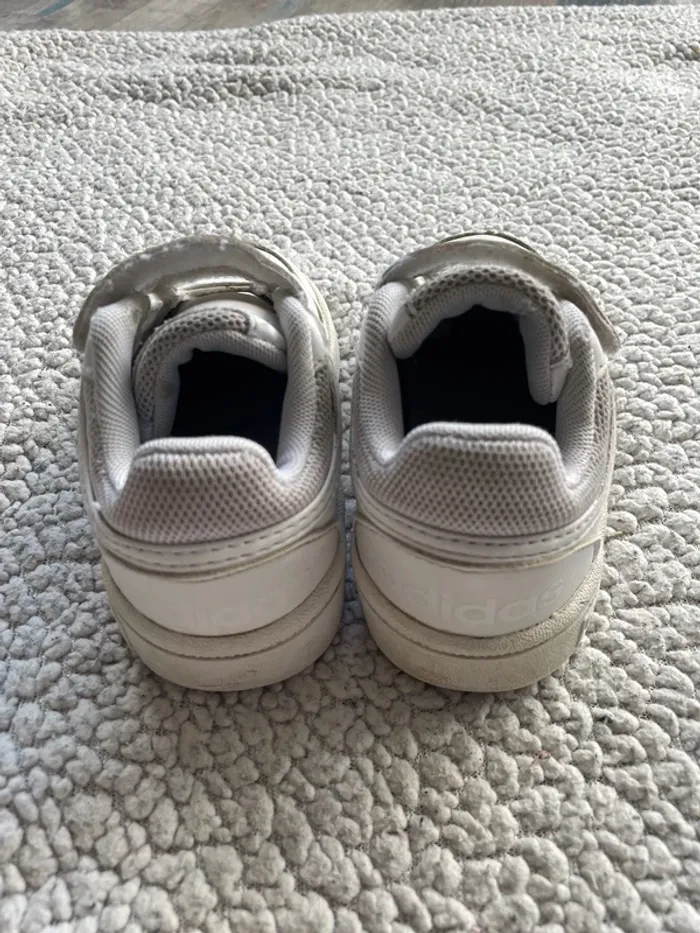 Baskets Adidas blanches pointure 24 - photo numéro 3