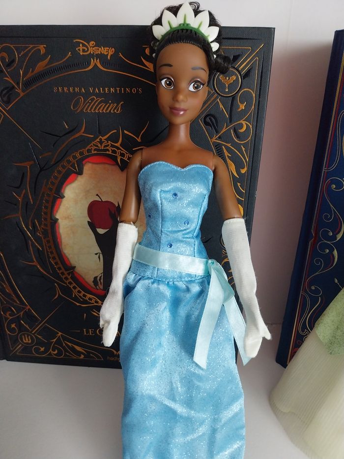 Poupée Tiana Disney Story en robe bleue et couronne + tenue verte princesse Disney - photo numéro 4