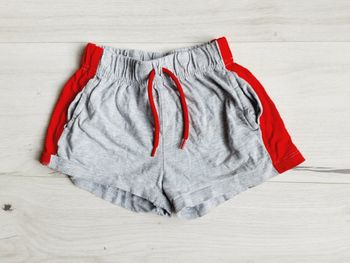 Vêtement mixte garçon fille short gris et rouge Disney Pixar Cars 4 ans