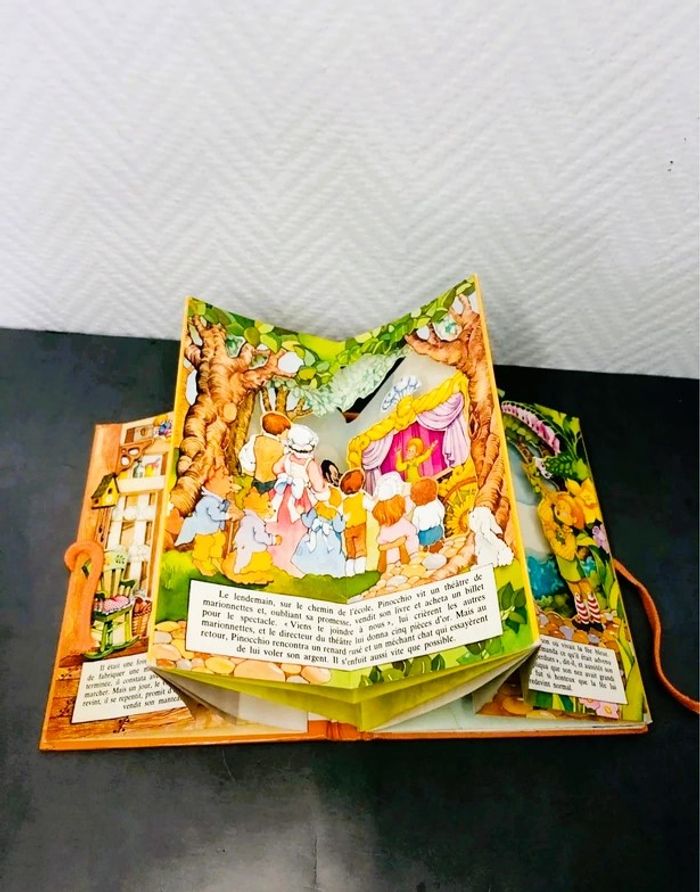 Livre Pinocchio Rouge et Or (1981) – pop-up / relief vintage - photo numéro 4