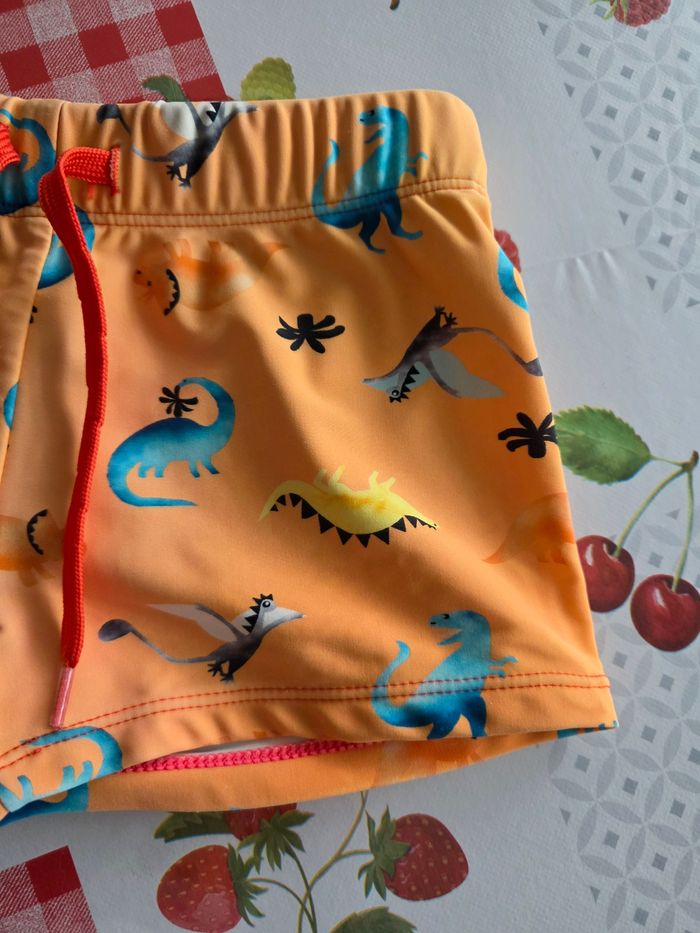 MAILLOT DE BAIN GARÇON  MOTIFS DINOSAURES AVEC UN CORDON POUR SERRER TAILLE 8ANS MARQUE GÉMO - photo numéro 4