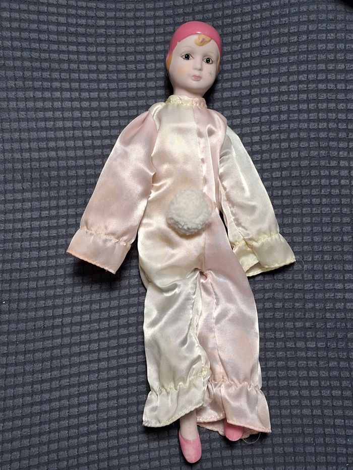 Poupée en porcelaine